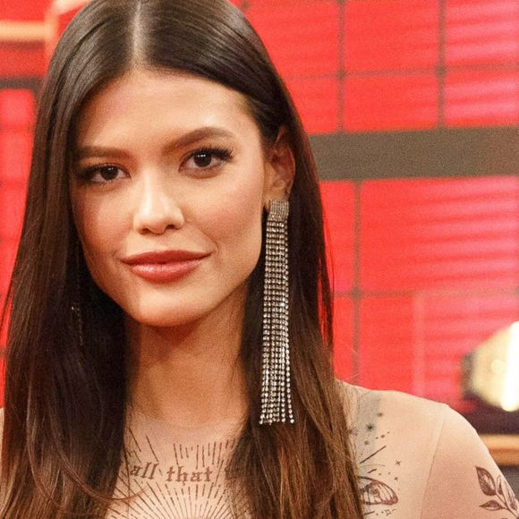 Gaúcha, Vitória Strada iniciou a carreira como modelo aos 12 anos, foi vice-campeã do Miss Mundo Brasil em 2014, e ganhou destaque na televisão com as novelas da Globo como Tempo de Amar, Espelho da Vida e Salve-se Quem Puder.