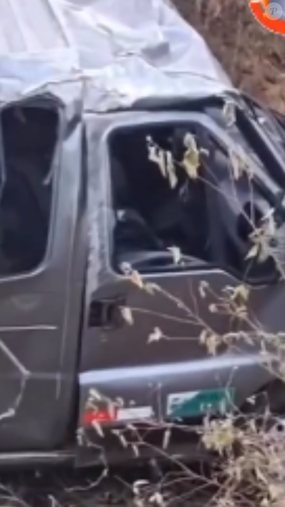 Acidente com vocalista da banda Desejo de Menina: a van capotou e o carro do artista caiu em um ribanceira