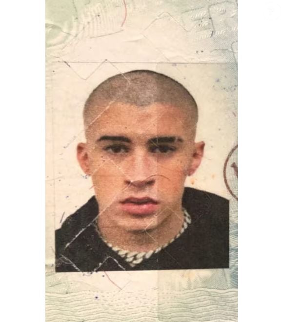 Esta é a foto de um passaporte antigo de Bad Bunny, onde ele aparece bem diferente