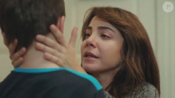 Ceyda fica emocionada ao ganhar um abraço de Arda, na novela 'Força de Mulher', capítulo de 19 de maio de 2025, segunda-feira