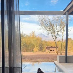 Monica Benini publicou em seus stories: 'Como acostumar com o fato de que eu acordo e vejo ele da minha cama?', e ainda marcou o hotel Tierra Hotels.