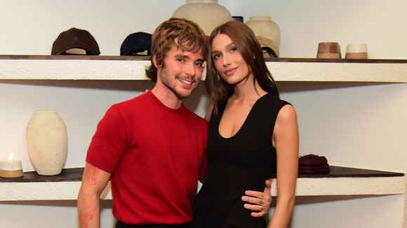 Marido de Sasha e diretor criativo de desfile da Mondepars, João Lucas opina sobre comparação com marca internacional: 'Outra proposta de acabamento e design, apenas referência'