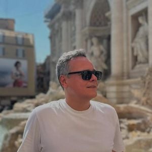 Raimundo em 'Garota do Momento', o ator Danton Mello 'abandonou' o visual com bigode e surgiu com o cabelo aparado na web, após o fim das gravações da novela.