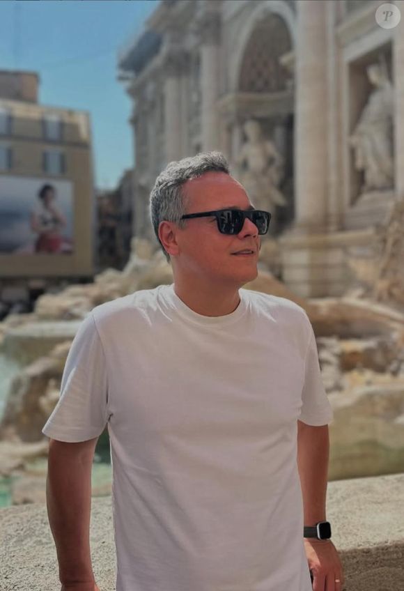 Raimundo em 'Garota do Momento', o ator Danton Mello 'abandonou' o visual com bigode e surgiu com o cabelo aparado na web, após o fim das gravações da novela.