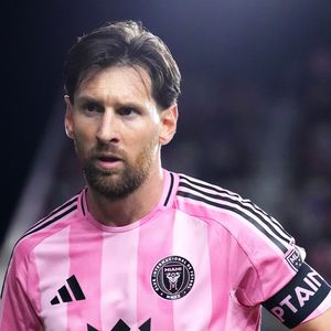 Como um ator de dorama, Lionel Messi deixou o cabelo crescer e o usou repartido