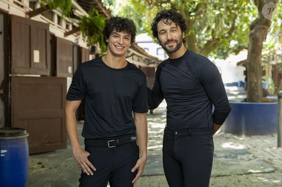 Tiago (Pedro Waddington) e Guilherme Logullo (Professor) juntos em foto da novela 'Vale Tudo'.