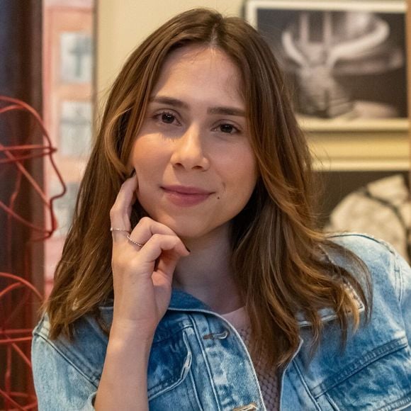 Daphne Bozaski é Lucélia na novela Três Graças, moça dissimulada