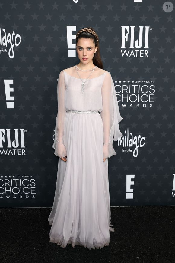 Margaret Qualley em alta costura Chanel no Critics Choice Awards 2025