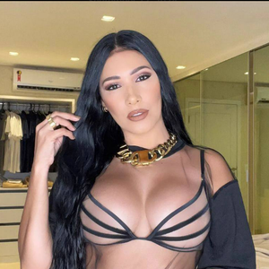 A cantora Simaria não perde oportunidades para mostrar seu corpo definido nas redes sociais