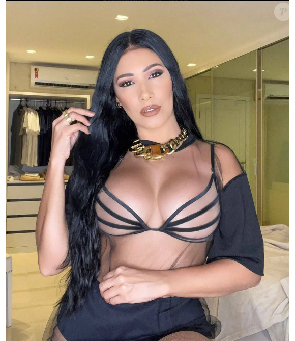 A cantora Simaria não perde oportunidades para mostrar seu corpo definido nas redes sociais