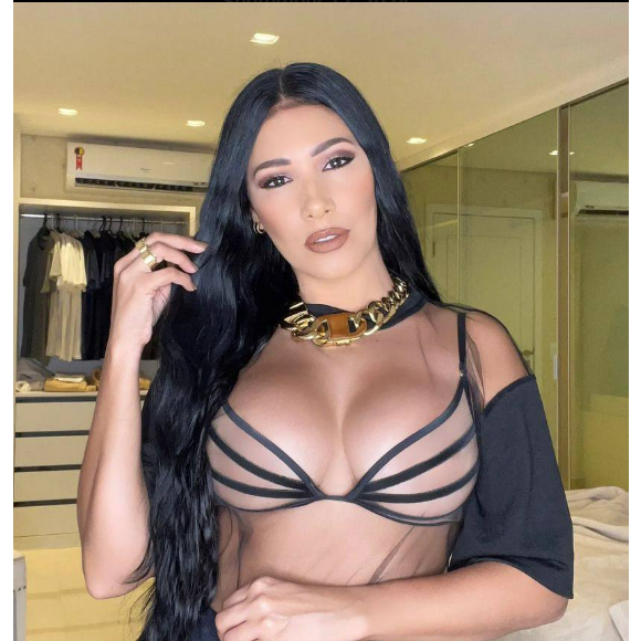 A cantora Simaria não perde oportunidades para mostrar seu corpo definido nas redes sociais