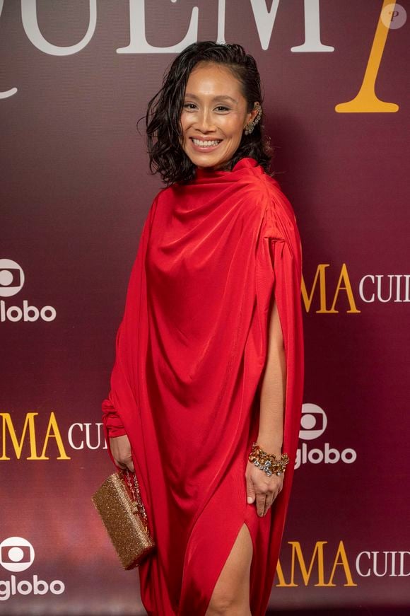 Elza (Yohama Eshima) – Dona da banca de flores do cemitério. Chefe de Otoniel (Tony Ramos), por quem tem uma queda romântica.