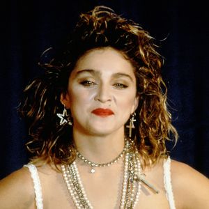 Madonna popularizou o uso de correntes com crucifixos como acessório fashion. Ela chegou a dizer publicamente que gostava de usar o item pois tinha 'um homem nu'