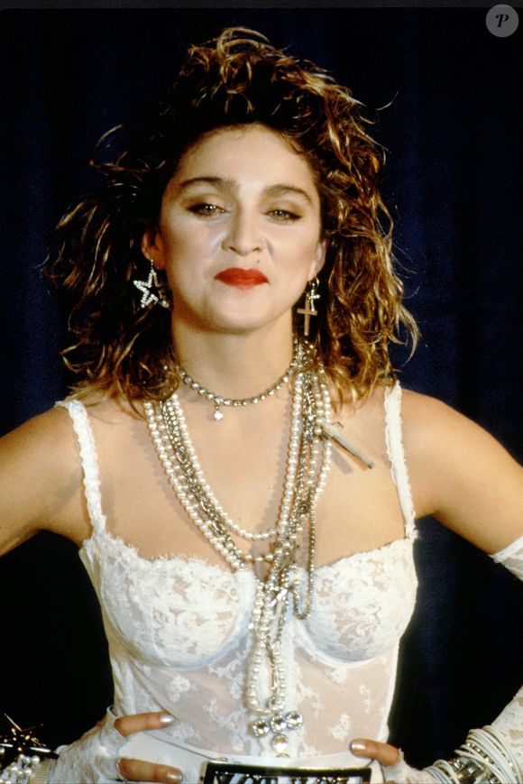 Madonna popularizou o uso de correntes com crucifixos como acessório fashion. Ela chegou a dizer publicamente que gostava de usar o item pois tinha 'um homem nu'