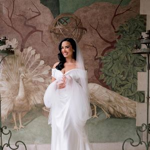 Demi Lovato escolheu o Anne Dress, da Birdy Grey, para suas madrinhas de casamento. O vestido preto de cetim matte custava US$ 119