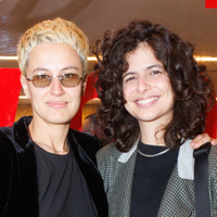 Casadas há 6 meses, filha de Debora Bloch faz raríssima aparição com a esposa cantora e semelhança com a mãe famosa rouba a cena