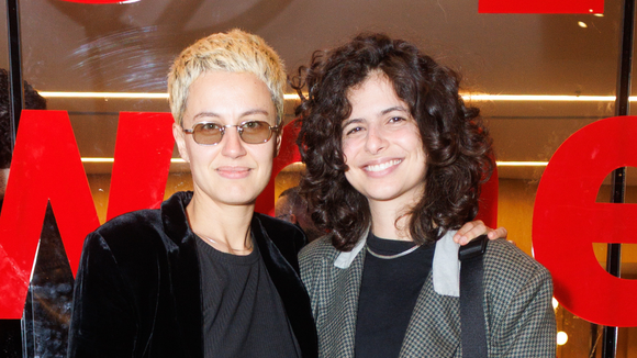 Casadas há 6 meses, filha de Debora Bloch faz raríssima aparição com a esposa cantora e semelhança com a mãe famosa rouba a cena