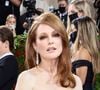 O duelo de atuação entre Moore e Portman na trama é espetacular