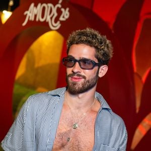 João Guilherme deixou a camisa listrada aberta e exibiu o físico sarado