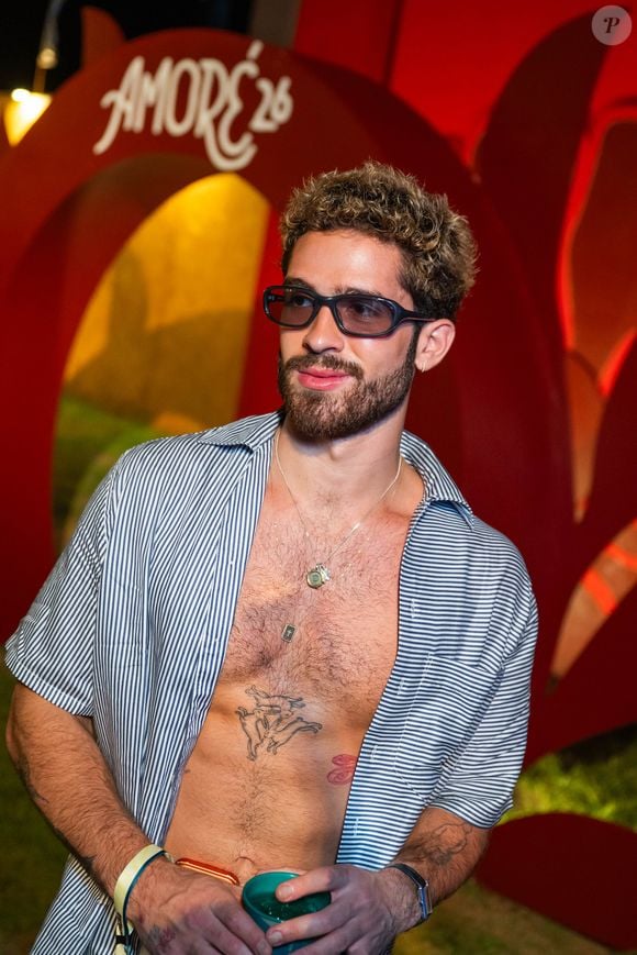 João Guilherme deixou a camisa listrada aberta e exibiu o físico sarado