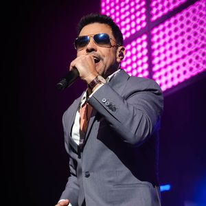 Zezé Di Camargo recebeu uma fã no camarim após um show em Minas Gerais