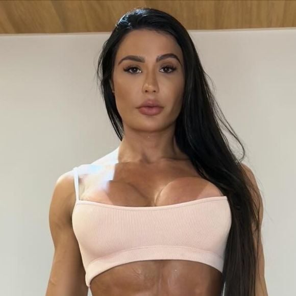 Gracyanne Barbosa é fã de um bolo de chocolate saudável: com óleo de coco, whey protein e sem açúcar, essa receita é ideal para quem gosta de doces