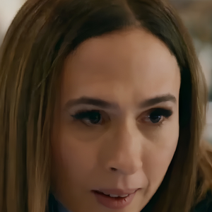 A relação difícil com a mãe, Pilar (Isabel Teixeira), ajuda a explicar esse comportamento dentro da própria narrativa. Rejeitada durante boa parte da vida, Brigitte cresceu tentando encontrar aprovação e afeto onde nem sempre recebeu.