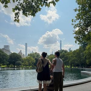 O visual escolhido por Camila Queiroz para curtir Nova York combinou o vestido preto de renda creme com uma bolsa da Gucci, acrescentando um toque sofisticado ao passeio pelo Central Park