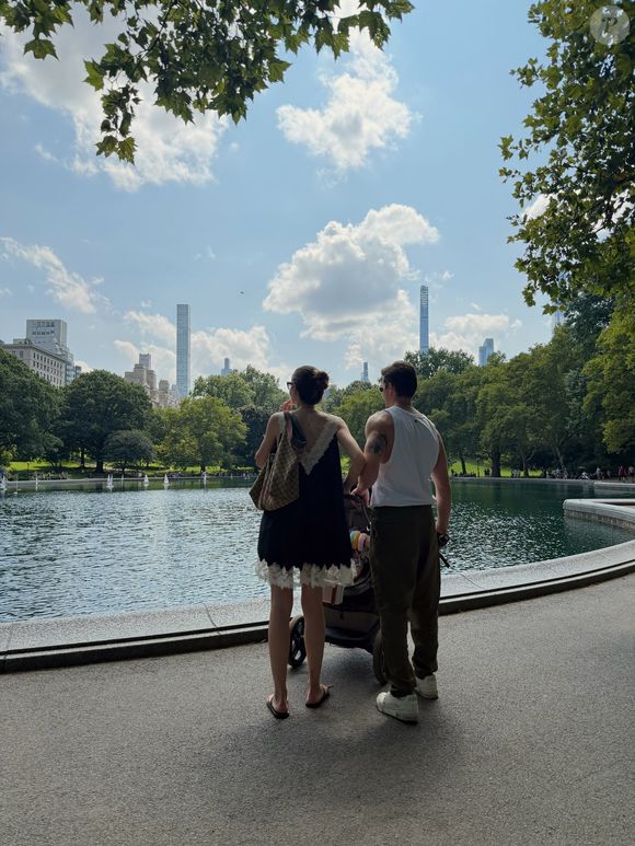 O visual escolhido por Camila Queiroz para curtir Nova York combinou o vestido preto de renda creme com uma bolsa da Gucci, acrescentando um toque sofisticado ao passeio pelo Central Park