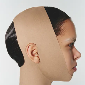 Conhecida por transformar peças de modelagem em itens de desejo, a Skims, marca de Kim Kardashian, acaba de expandir seu portfólio com um acessório inusitado: uma faixa modeladora para o rosto.