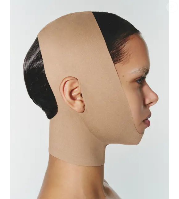 Conhecida por transformar peças de modelagem em itens de desejo, a Skims, marca de Kim Kardashian, acaba de expandir seu portfólio com um acessório inusitado: uma faixa modeladora para o rosto.