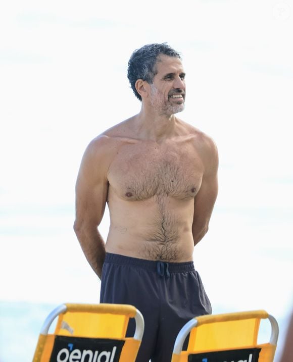 Nesta quinta-feira (26), Eriberto Leão foi flagrado na praia do Leblon, no Rio de Janeiro, curtindo o recesso de Natal