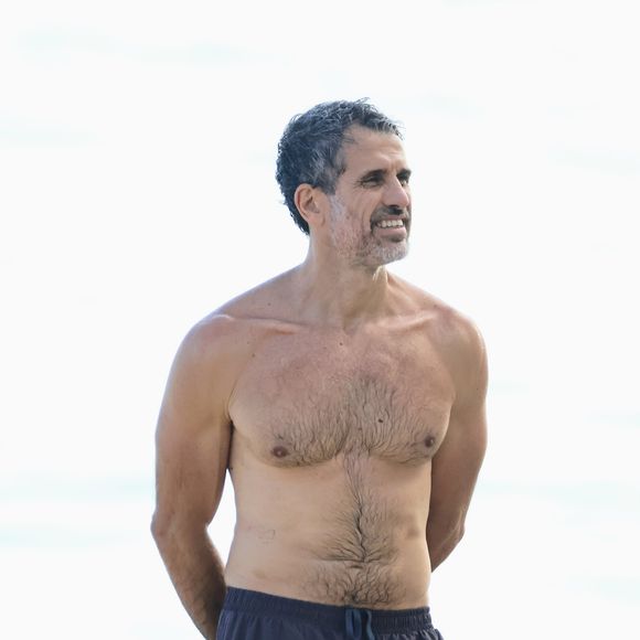 Nesta quinta-feira (26), Eriberto Leão foi flagrado na praia do Leblon, no Rio de Janeiro, curtindo o recesso de Natal