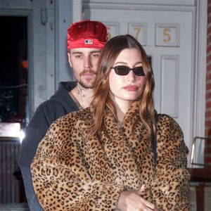 Esposa de Justin Bieber tem drink rosa favorito; combinação de morango, abacate e tâmaras vira queridinha das redes sociais