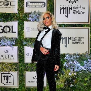 Rafaella Santos trouxe um toque glam rock para o leilão de Neymar em 2018