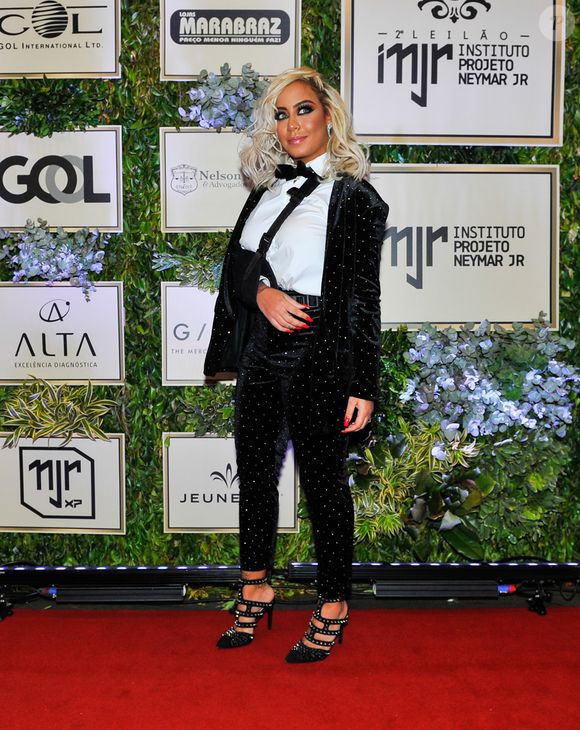 Rafaella Santos trouxe um toque glam rock para o leilão de Neymar em 2018