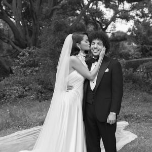Selena Gomez surpreende ao usar três vestidos de noiva em casamento com Benny Blanco
