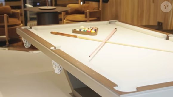 Casa de Ana Castela tem mesa 3 em 1, que serve para refeições e jogos (sinuca e ping-pong)