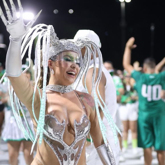 Fabíola de Andrade encarnou o enredo futurista da Mocidade em fantasia sexy