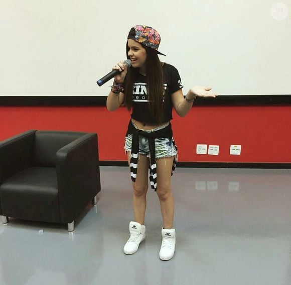 Viih Tube gostava de bonés de aba reta com short e camiseta