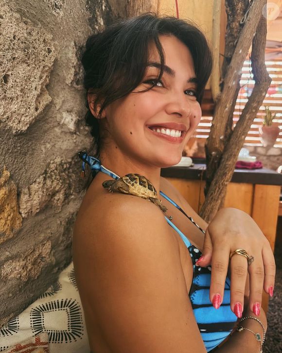 A atriz Biran Damla Yilmaz interpreta "Yasemin" na novela turca "O Indomável"