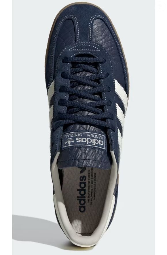 A versão do Handball Spezial na cor azul-marinho está ganhando cada vez mais espaço nos looks por ser um tênis discreto, mas nada sem graça