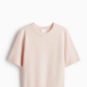 Rosa bebê nas blusas: essa camiseta em modelagem mais ampla da H&M Brasil transmite elegância com um toque casual, podendo ser usada do trabalho à looks mais despojados no final de semana.