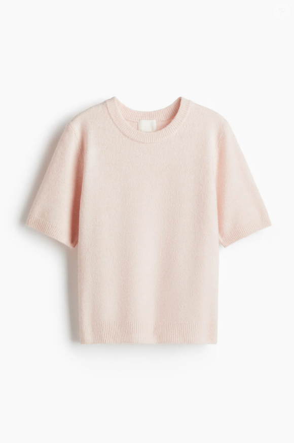 Rosa bebê nas blusas: essa camiseta em modelagem mais ampla da H&M Brasil transmite elegância com um toque casual, podendo ser usada do trabalho à looks mais despojados no final de semana.