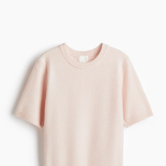 Rosa bebê nas blusas: essa camiseta em modelagem mais ampla da H&M Brasil transmite elegância com um toque casual, podendo ser usada do trabalho à looks mais despojados no final de semana.