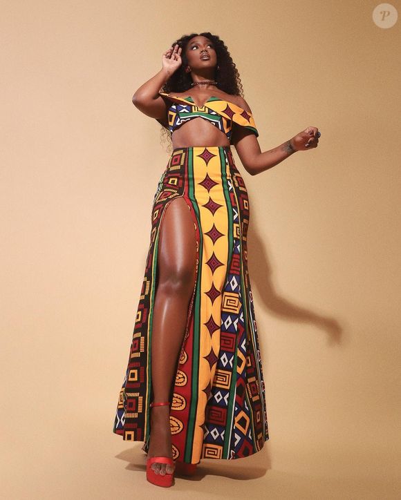 Iza surgiu exuberante em conjunto da marca Meninos Rei com estampa étnica