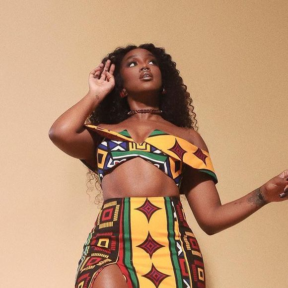 Iza surgiu exuberante em conjunto da marca Meninos Rei com estampa étnica