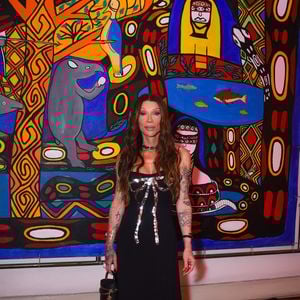 Look de Maya Massafera no baile da Pinacoteca tinha decote e laço bordado