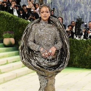 O MET Gala 2026 recebeu diversas celebridades, incluindo Rihanna e Beyoncé, que roubaram a cena na noite mais comentada do ano