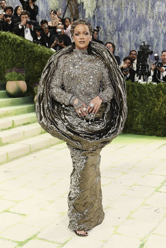 O MET Gala 2026 recebeu diversas celebridades, incluindo Rihanna e Beyoncé, que roubaram a cena na noite mais comentada do ano